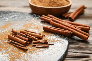 Cinnamon sticks and powder on table