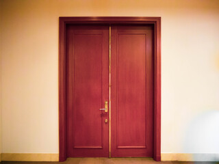 結婚式場の大きな赤茶色の立派な扉　人生の一歩