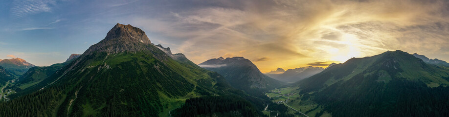 Omeshorn bei Lech in Vorarlberg im Sommer bei Sonnenuntergang - obrazy, fototapety, plakaty