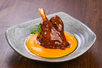 Lamb leg with cream sauce