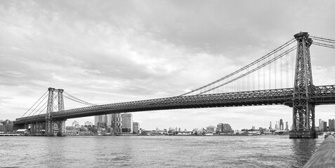 Black and white picture of Williamsburg Bridge, New York City, US.