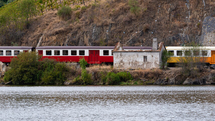 Train moving along river en Portugal