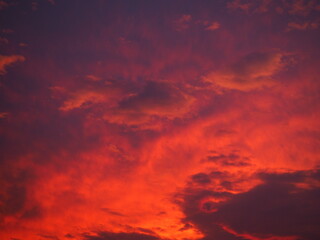 赤く染まった夕焼け雲