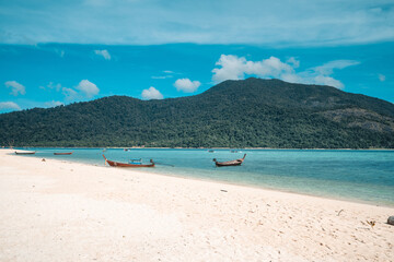 Fototapeta na wymiar Blue sea and white beaches on Koh Lipe.Sea travel
