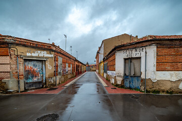casas pobres abandonadas y en ruinas en barrios humildes