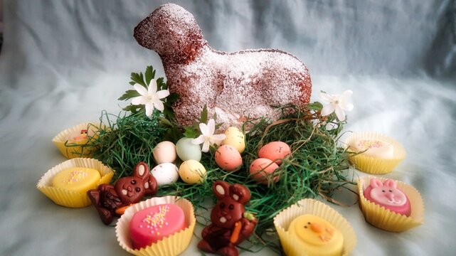 Osternest mit Osterlamm und Ostereier