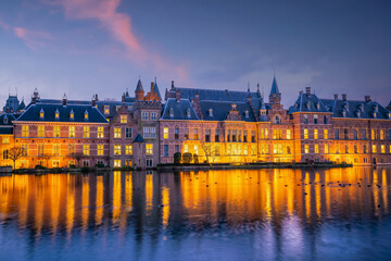 Obraz premium Binnenhof castle (Dutch Parliament) cityscape downtown skyline of Hague in Netherlands