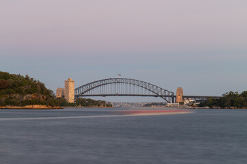 Obraz premium Boat travelling at Sydney Harbour at sunset time.