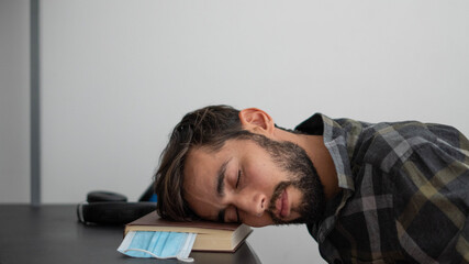 Obraz premium tired student sleeping on desk