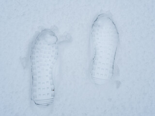 frische Fu&szlig;abdr&uuml;cke im Schnee