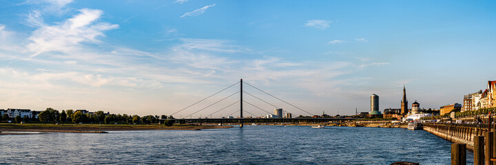 Fototapeta na wymiar Panorama Düsseldorf Rheinbrücke und Altstadt