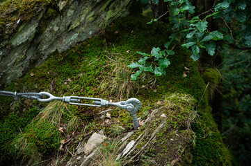 stahl haken in einem felsen an einem wanderweg zur sicherung