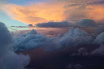 Naklejka premium spectacular sunset seen from an airplane with clouds in the foreground and in the distance 