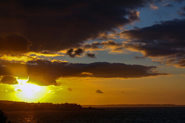 Douarnenez. Soleil couchant sur la plage du Ris. Finistère. Bretagne	