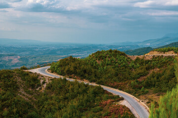 Fototapeta na wymiar view of the road to the mountains