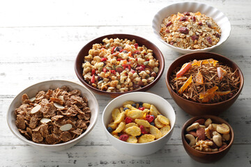 お皿に盛った色々な種類のシリアルやグラノーラ