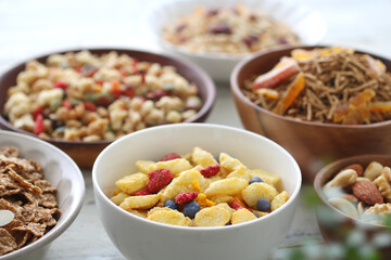 お皿に盛った色々な種類のシリアルやグラノーラ
