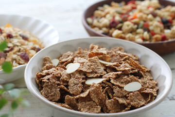 お皿に盛った色々な種類のシリアルやグラノーラ