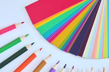 鮮やかな配色カードとカラフルな色鉛筆の様子