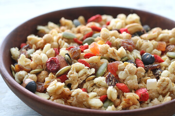 お皿に盛った色々な種類のシリアルやグラノーラ