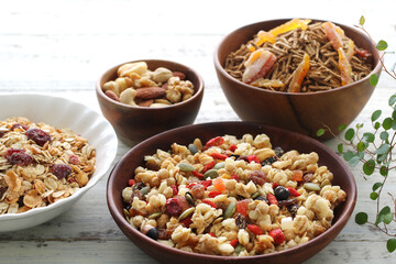 お皿に盛った色々な種類のシリアルやグラノーラ