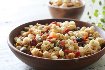 お皿に盛った色々な種類のシリアルやグラノーラ