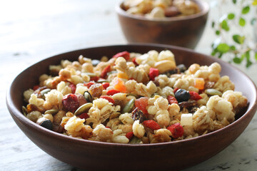 お皿に盛った色々な種類のシリアルやグラノーラ