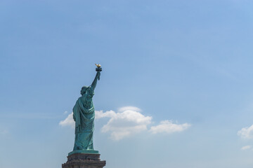 Obraz premium Looking at the symbol of New York, the Statue of Liberty