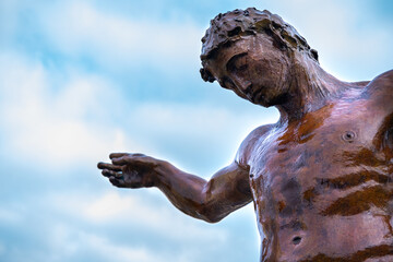 Statue de bronze couverte de rosée
