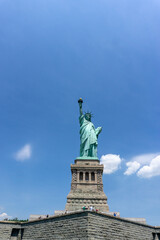 Fototapeta premium Looking at the symbol of New York, the Statue of Liberty