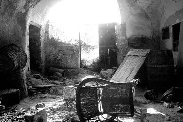 Verwüsteter Wohnraum, Überreste des Erdbebens 1956 in Oia Village, Santorin, Griechenland