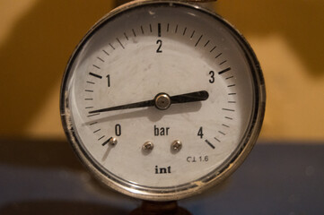 Clock indicating quantity of bar