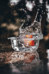 Apfel ins Wasser fallend