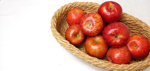 Fototapeta na wymiar basket with apples