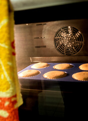 bandeja para muffins en el horno.