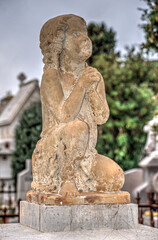 Fototapeta na wymiar Statue d'enfant dans le cimetière marin de Sète, France