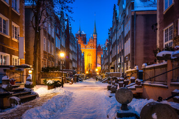 Beautiful Mariacka street in Gdansk at snowy winter, Poland - obrazy, fototapety, plakaty