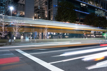 東京の夜を流れるヘッドライト