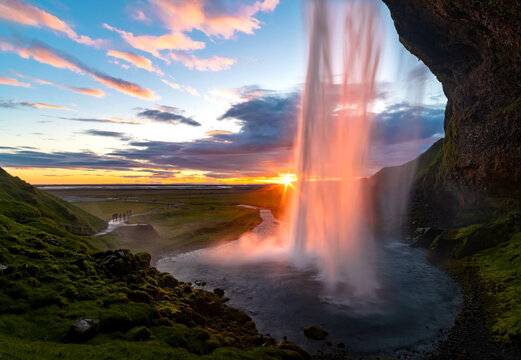 Seljalandsfoss Island Wasserfall Reise Midsummer Mittsommer Gegenlicht Hoffnung H&ouml;hle Farben Sonnenuntergang Wasservorhang Sehensw&uuml;rdigkeit Waterfall from behind Sunset Midnight Sun Iceland