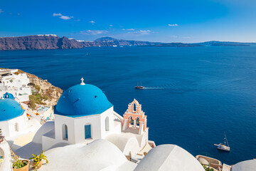 Fototapeta na wymiar Santorini island, Greece. Incredibly romantic summer landscape on Santorini. Oia village in the morning light. Amazing view with white houses. Island of lovers, vacation and travel background concept 