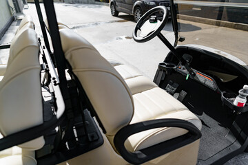 Obraz premium Electric golf car parked near hotel building