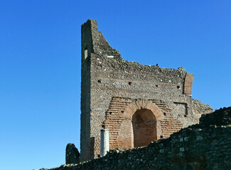 suggestive rovine nel parco dell'appia antica a roma