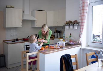 Mutter und Tochter kochen und bereiten zusammen das Essen vor - obrazy, fototapety, plakaty
