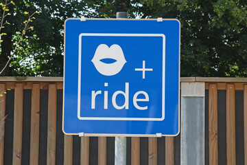 kiss and ride Schild