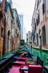 navegando en una gondola por los canales de Venecia
