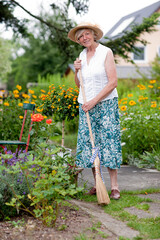 Seniorin bei Gartenarbeit