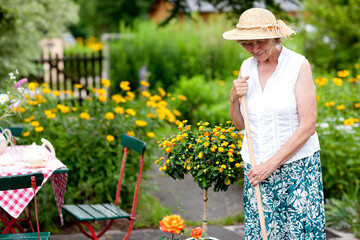 Seniorin bei Gartenarbeit