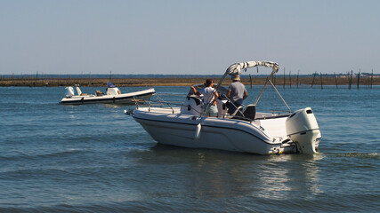 Obraz premium Balade autour du port d'Arcachon, où d'innombrables petits bateaux sont amarrés, tandis que quelques uns naviguent paisiblement