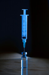 Vacuna y jeringa. Vaccine en fondo negro