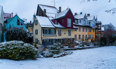 romantisches Ensemble mittelalterlicher Häuser im Winter; Lindau, Bodensee, Gerberschanze